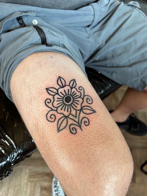 Ornamental flower in black linework